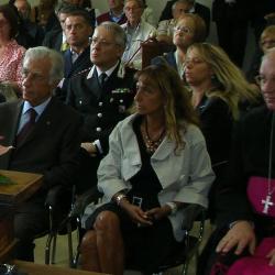 A sinistra, durante la cerimonia