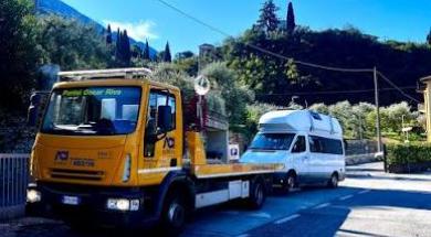 Furgone trainato perde un pezzo e causa incidente: autista e soccorritore condannati