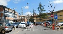 Il tribunale, a sin., e la Minervini a destra