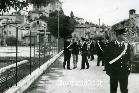 I carabinieri presidiano il paese