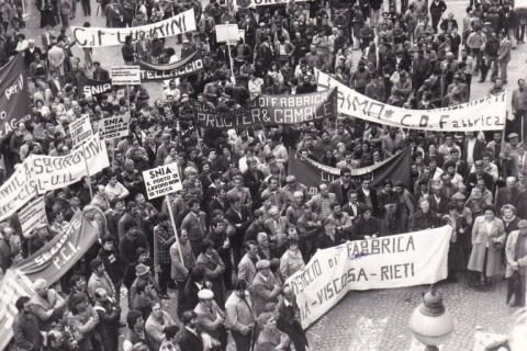 Anni 70: manifestazione in piazza Battisti