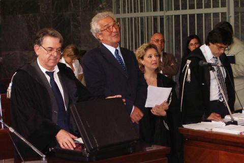 Carotti (a sin.) in tribunale a Milano
