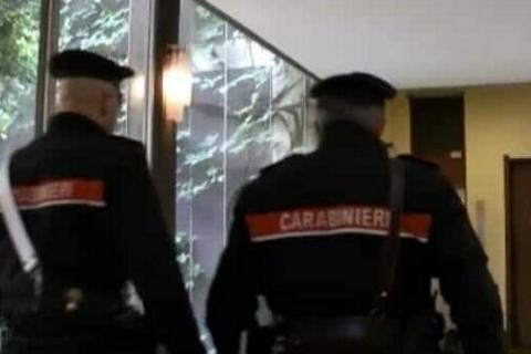 Intervento dei carabinieri in un palazzo