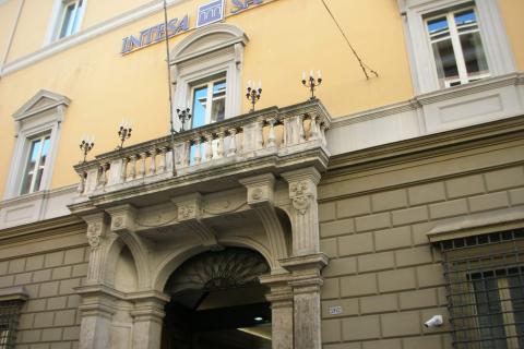 La sede della banca in via Garibaldi