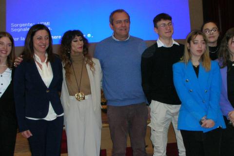De Magistris (al centro) con studenti e docenti