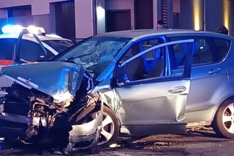 Auto danneggiata (foto ark.) 
